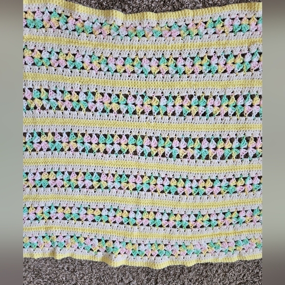 Vintage 1988 Crochet Baby Blanket 50 X 33 Unisex Colors Scalloped Edges Wrap - Picture 4 of 9